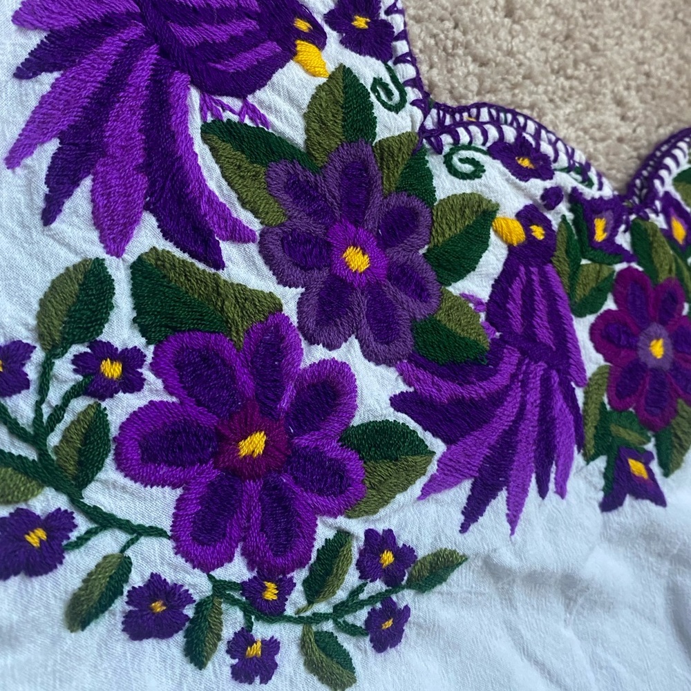 Embroidered Top 💜 - Picture 2 of 4